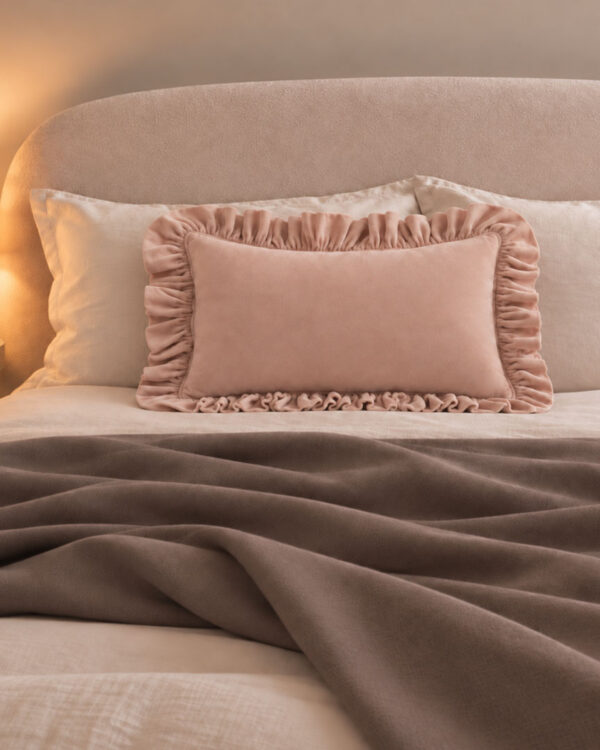 Poduszka dekoracyjna z falbanką - soft velvet