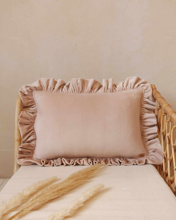 Poduszka dekoracyjna z falbanką - soft velvet